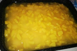 Příprava receptu Osvěžující koláček s broskvovým želé a piškoty, krok 2