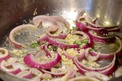 Příprava receptu Rychlé těstoviny s rajčetem, bazalkou a česnekem, krok 1