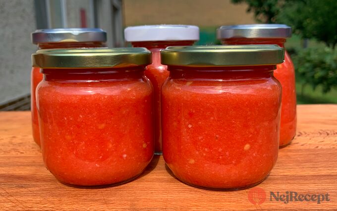 Recept Česnekovo rajčatová směs za studena, kterou netřeba ani zavařovat a nezkazí se.