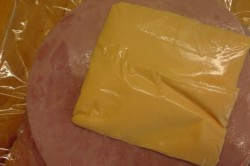 Příprava receptu Kuřecí rolky se šunkou a sýrem zapečené ve smetanové omáčce, krok 1