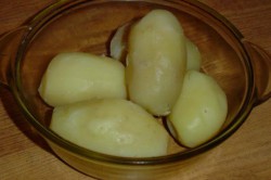 Příprava receptu Vařené brambory plněné šunkou, sýrem a cibulkou, krok 2