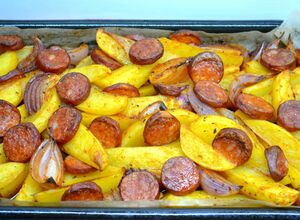 Recept Zapečené brambory s cibulí a párkem
