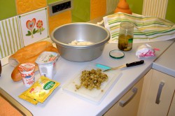 Příprava receptu Plněné rohlíky se šunkou, okurkou a tvarohem, krok 1