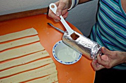 Příprava receptu Trdelníky s ořechovou drobenkou, krok 7