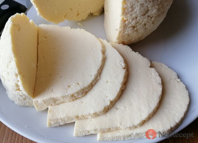 Recept Domácí sýr, který zvládne i začátečník. Z 2 l mléka vyrobíte 1 kg sýra.