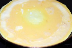 Příprava receptu Omeleta s rajčetem a parmazánem, krok 1