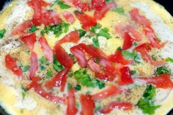 Příprava receptu Omeleta s rajčetem a parmazánem, krok 3
