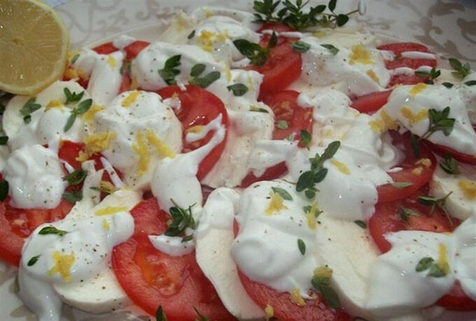Recept Letní salát s dresinkem ze kysané smetany a bílého jogurtu