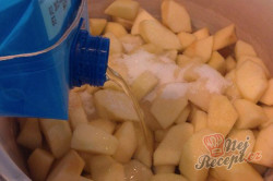 Příprava receptu Výborný jablečný koláč se sněhovou peřinkou, krok 5