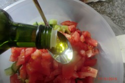 Příprava receptu Zeleninový salát s balkánem, krok 6