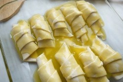 Příprava receptu Fenomenální rohlíčky s jablkem, zapečené v máslově omáčce se SPRITEm, krok 1