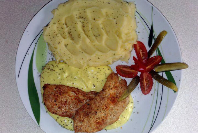 Recept Grilovaná kuřecí prsa, sýrová omáčka a bramborové pyré