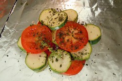 Příprava receptu Kuřecí prsa s mozzarellou a zeleninou v alobalu, krok 1