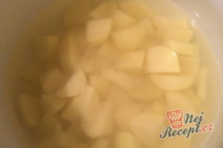 Příprava receptu Krémová brynzová polévka se slaninovými chipsy, krok 1
