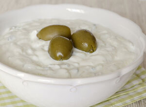 Recept Tzatziki - řecký jogurtový salát s okurkou