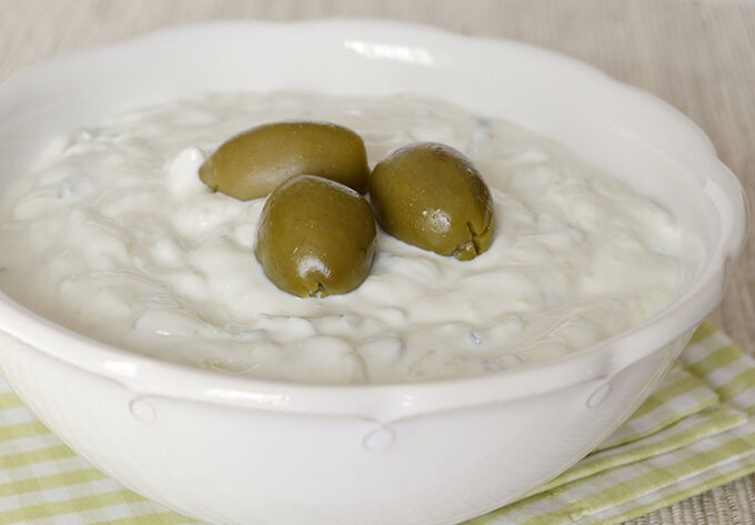 Recept Tzatziki - řecký jogurtový salát s okurkou