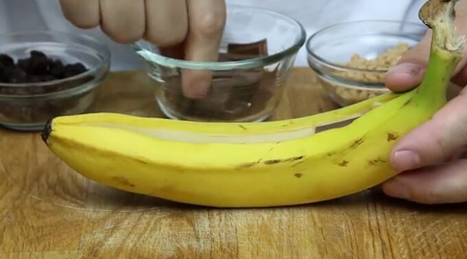 Recept Pečený banán s čokoládou a oříšky - VIDEO