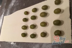 Příprava receptu Listové tyčinky s olivami ze 3 surovin, krok 1