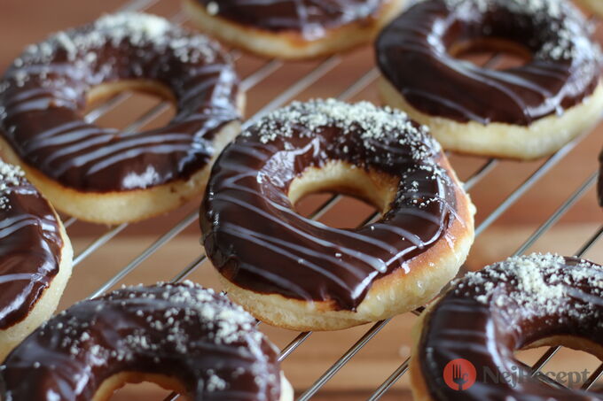 Recept Nejlepší smažené koblihy (donuty) s čokoládovou polevou
