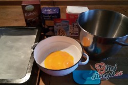 Příprava receptu Fantastické pudinkové řezy se šlehačkou a jahodami, krok 1