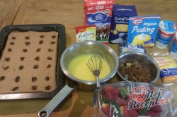Příprava receptu Fantastické pudinkové řezy se šlehačkou a jahodami, krok 6