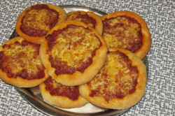 Recept Mini pizzy z kynutého těsta bez kynutí