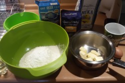 Příprava receptu Muffiny plněné džemem a zdobené vanilkovou šlehačkou, krok 1