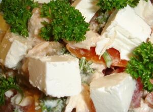 Recept Salát s kuřecím masem a balkánským sýrem
