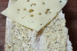 Příprava receptu Horký italský sendvič s česnekovým máslem, šunkou, salámem a sýrem, krok 1