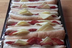 Příprava receptu Horký italský sendvič s česnekovým máslem, šunkou, salámem a sýrem, krok 5