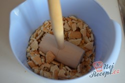 Příprava receptu Nepečený dort s krémem z kondenzovaného mléka s jahodami a šlehačkou, krok 1