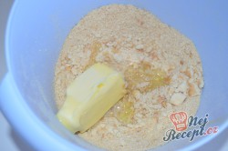 Příprava receptu Nepečený dort s krémem z kondenzovaného mléka s jahodami a šlehačkou, krok 2