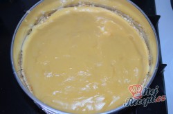 Příprava receptu Nepečený dort s krémem z kondenzovaného mléka s jahodami a šlehačkou, krok 6