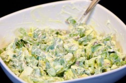 Příprava receptu Lehký salát z medvědího česneku s vajíčkem, krok 7