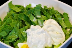 Příprava receptu Lehký salát z medvědího česneku s vajíčkem, krok 6