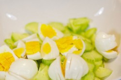 Příprava receptu Lehký salát z medvědího česneku s vajíčkem, krok 3