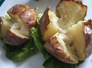Recept Pečené brambory plněné brynzou a máslem