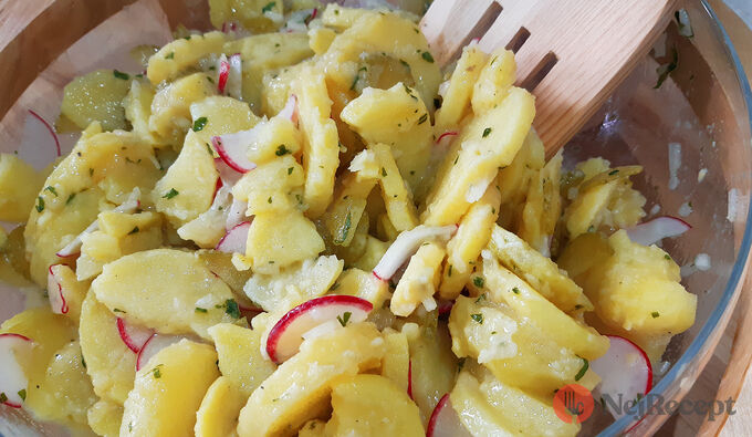 Recept Německé brambory s ředkvičkou: zapomeňte na těžký salát s majonézou