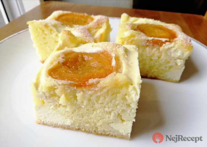 Meruňkový koláč s tvarohem podle tradičního receptu. Chutná jako od babičky.