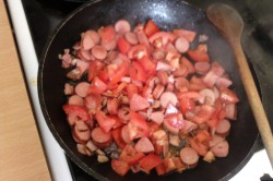 Příprava receptu Guláš s rajčaty a uzeninou, krok 1