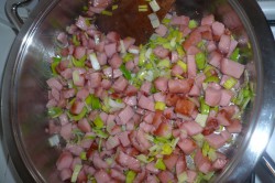Příprava receptu Bramborové knedlíky se salámem a vejci, krok 2