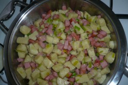 Příprava receptu Bramborové knedlíky se salámem a vejci, krok 3