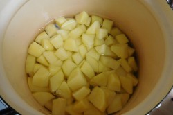 Příprava receptu Česneková polévka s chlebovými krutony, krok 1