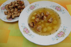 Příprava receptu Česneková polévka s chlebovými krutony, krok 6