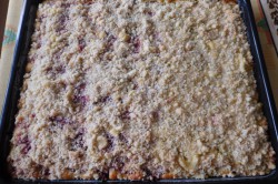 Příprava receptu Jogurtový koláč s ovocem a drobenkou, krok 7