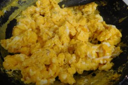 Příprava receptu Těstoviny se salámem a smaženými vajíčky, krok 4