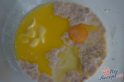 Příprava receptu Kynutý koláč s tvarohem, meruňkami a drobenkou, krok 2