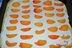 Příprava receptu Kynutý koláč s tvarohem, meruňkami a drobenkou, krok 6
