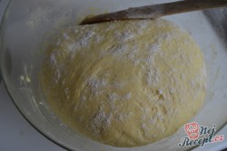 Příprava receptu Kynutý koláč s tvarohem, meruňkami a drobenkou, krok 4