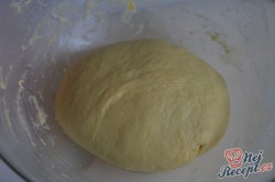 Příprava receptu Kynutý koláč s tvarohem, meruňkami a drobenkou, krok 3